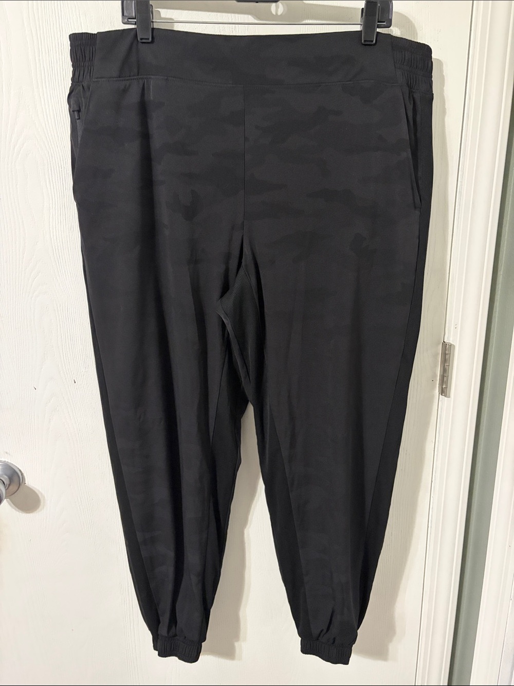 NWOT Athleta Brooklyn Lined Camo Jogger Black Women’s Performance Size 18